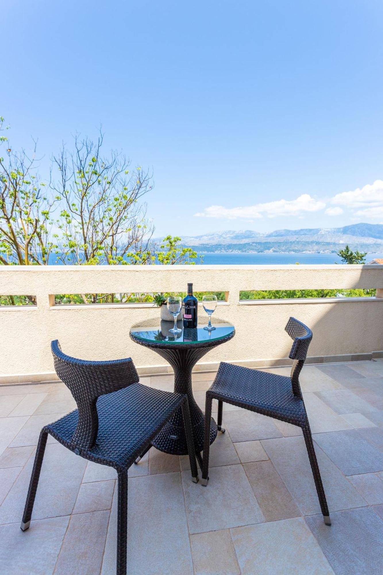 Geraeumige Wohnung Mit Meerblick Vom Sonnenbalkon Splitska Exterior foto