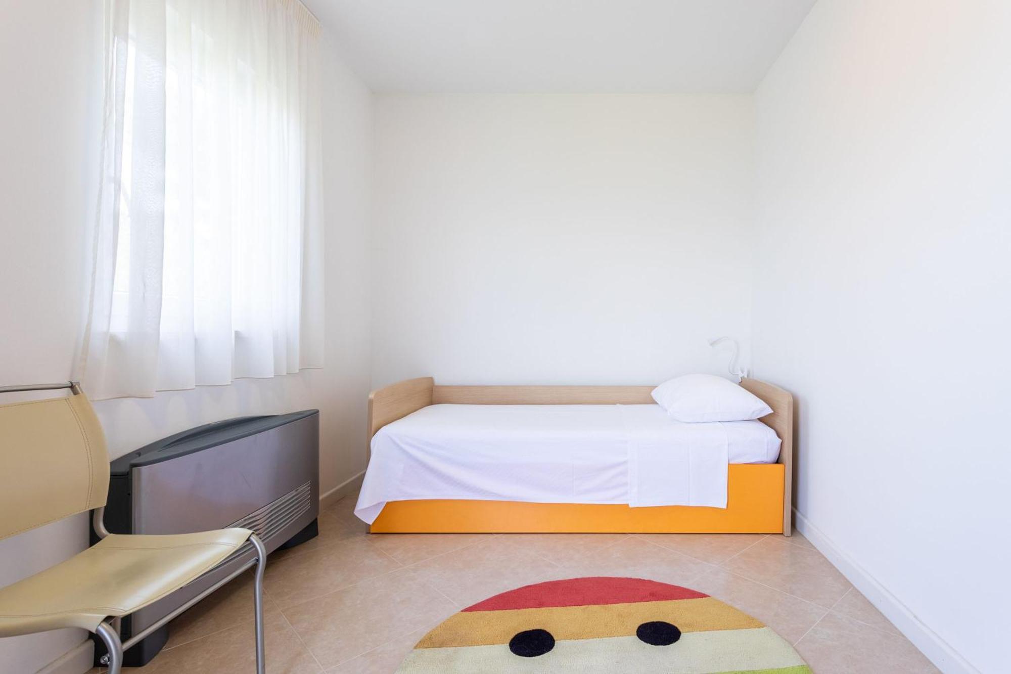 Geraeumige Wohnung Mit Meerblick Vom Sonnenbalkon Splitska Exterior foto