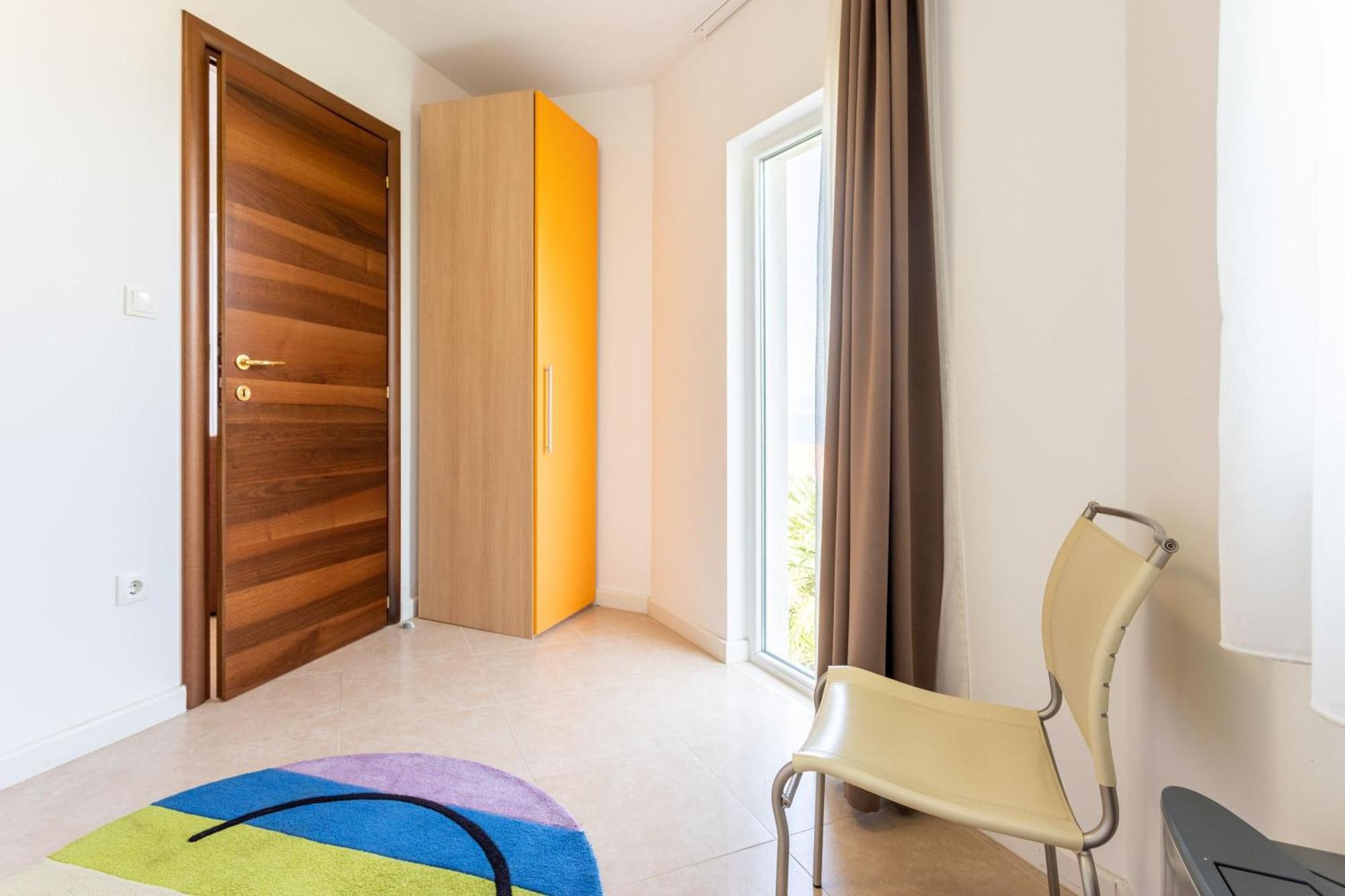 Geraeumige Wohnung Mit Meerblick Vom Sonnenbalkon Splitska Exterior foto