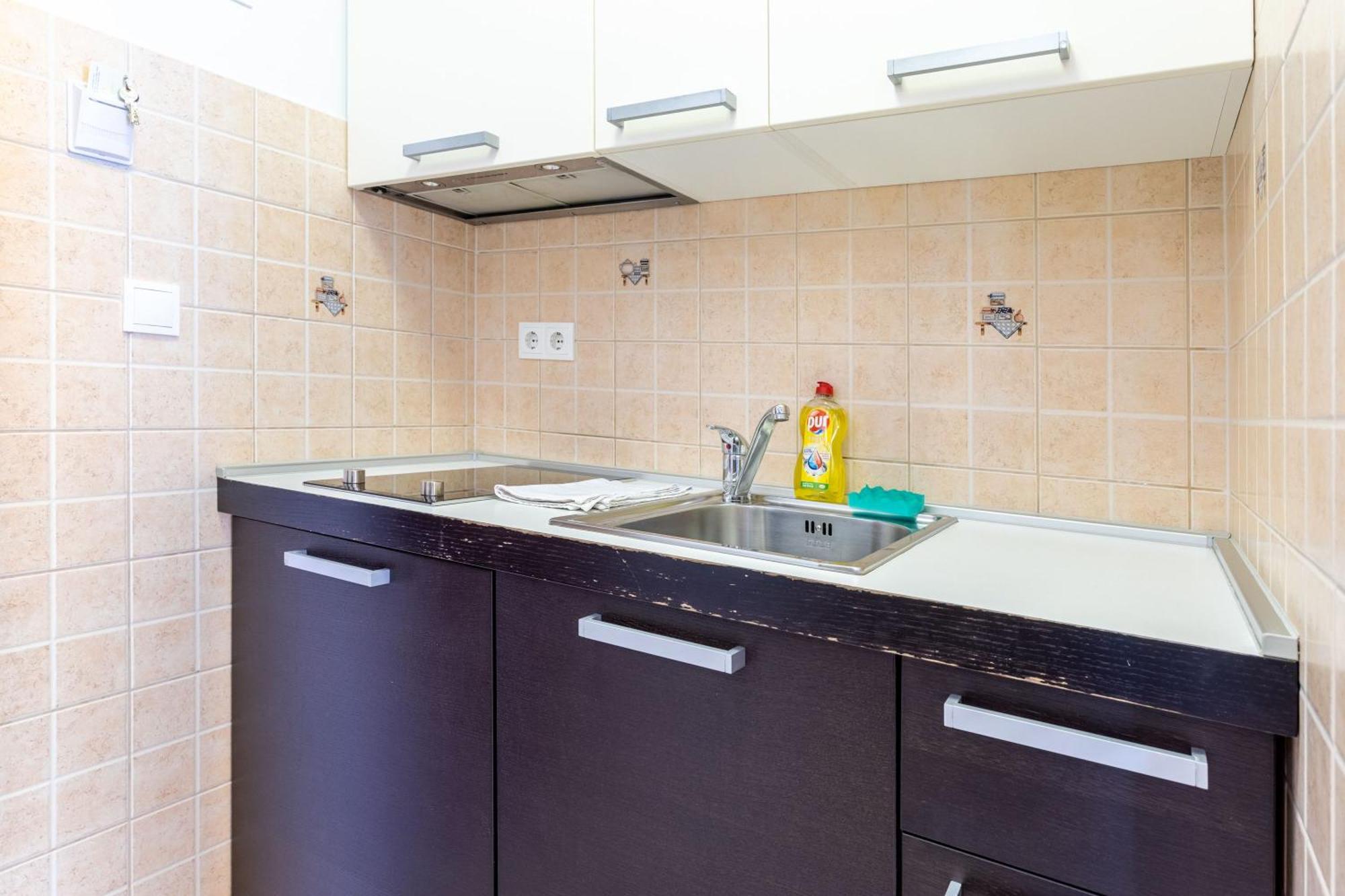 Geraeumige Wohnung Mit Meerblick Vom Sonnenbalkon Splitska Exterior foto