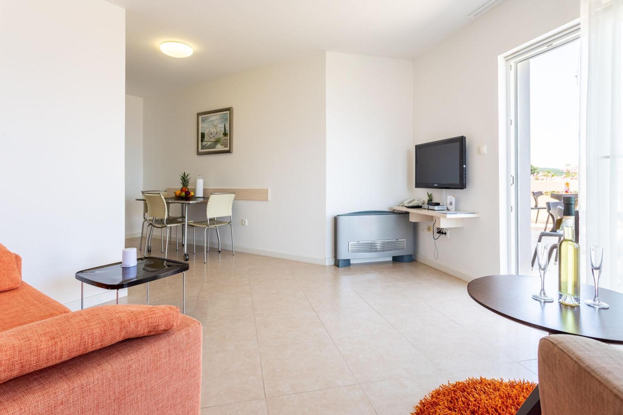 Geraeumige Wohnung Mit Meerblick Vom Sonnenbalkon Splitska Exterior foto