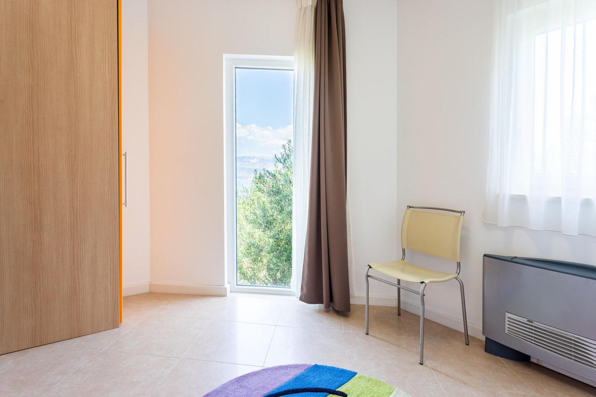Geraeumige Wohnung Mit Meerblick Vom Sonnenbalkon Splitska Exterior foto