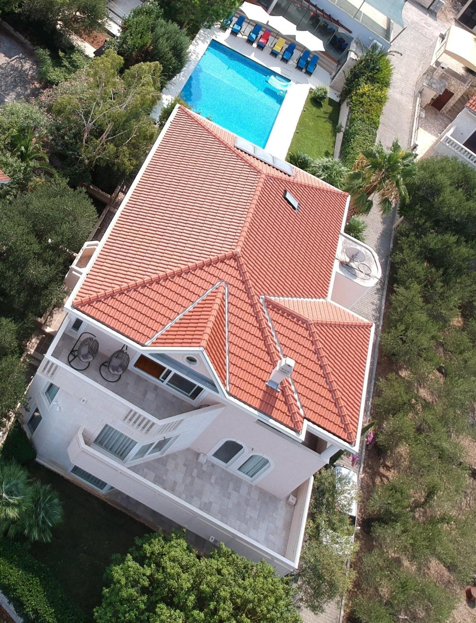 Geraeumige Wohnung Mit Meerblick Vom Sonnenbalkon Splitska Exterior foto